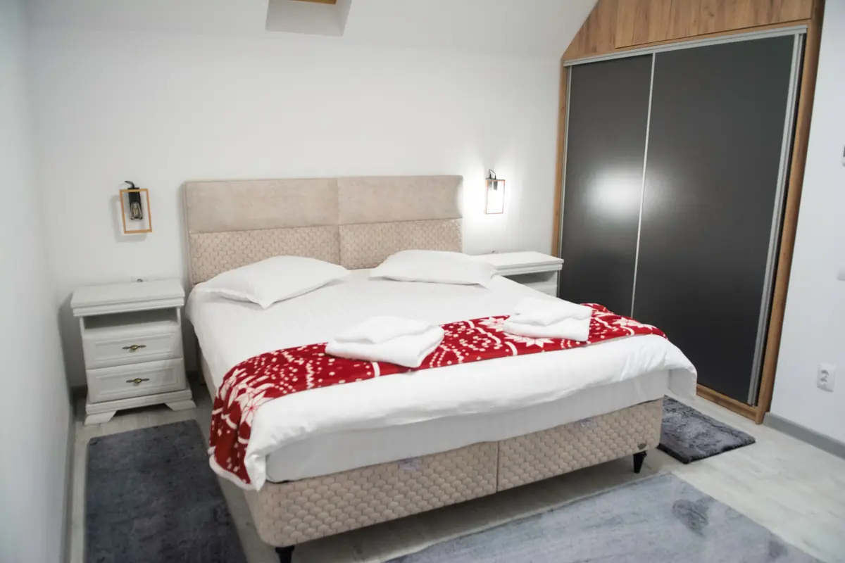 Dormitorul apartamentului cu terasă de la etaj, Casa Criss Sinaia