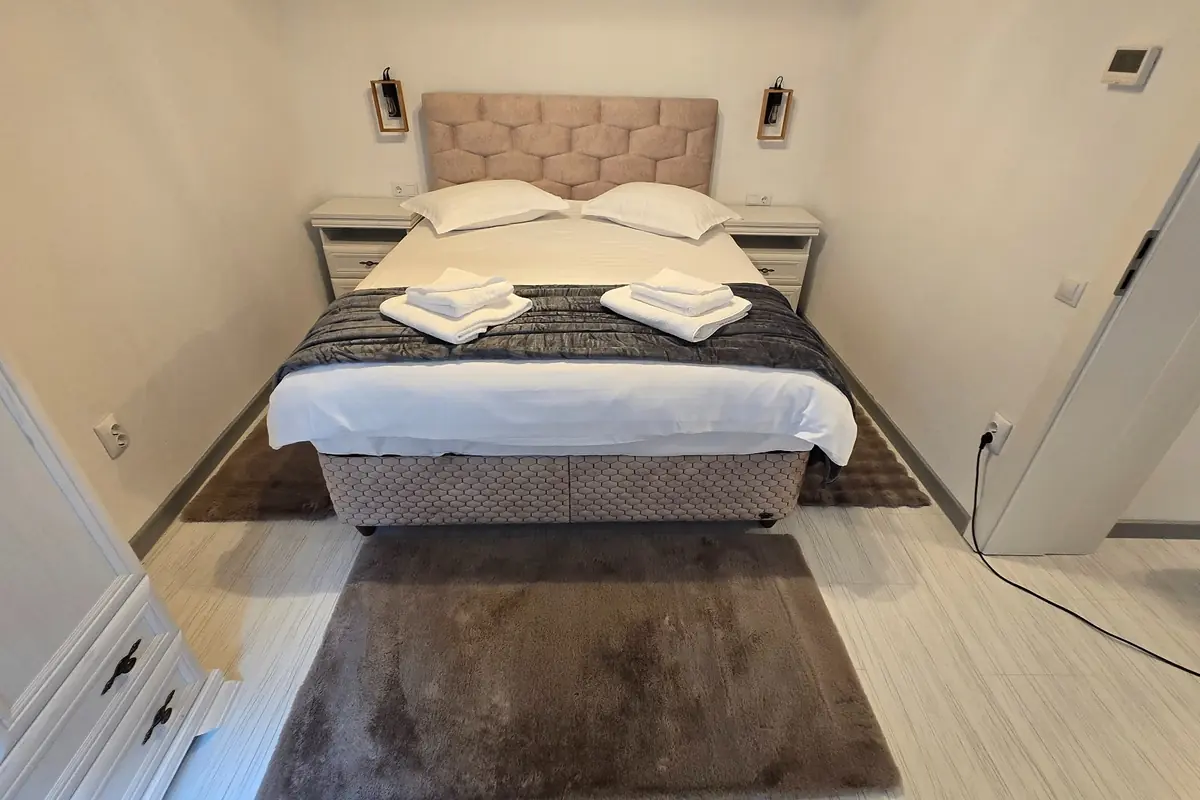 Dormitorul apartamentului cu 2 camere de la parter, Casa Criss Sinaia
