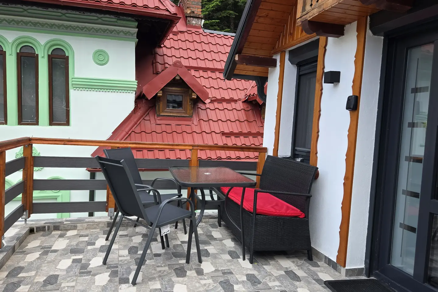 Terasa mobilată a apartamentului de la etaj din Sinaia