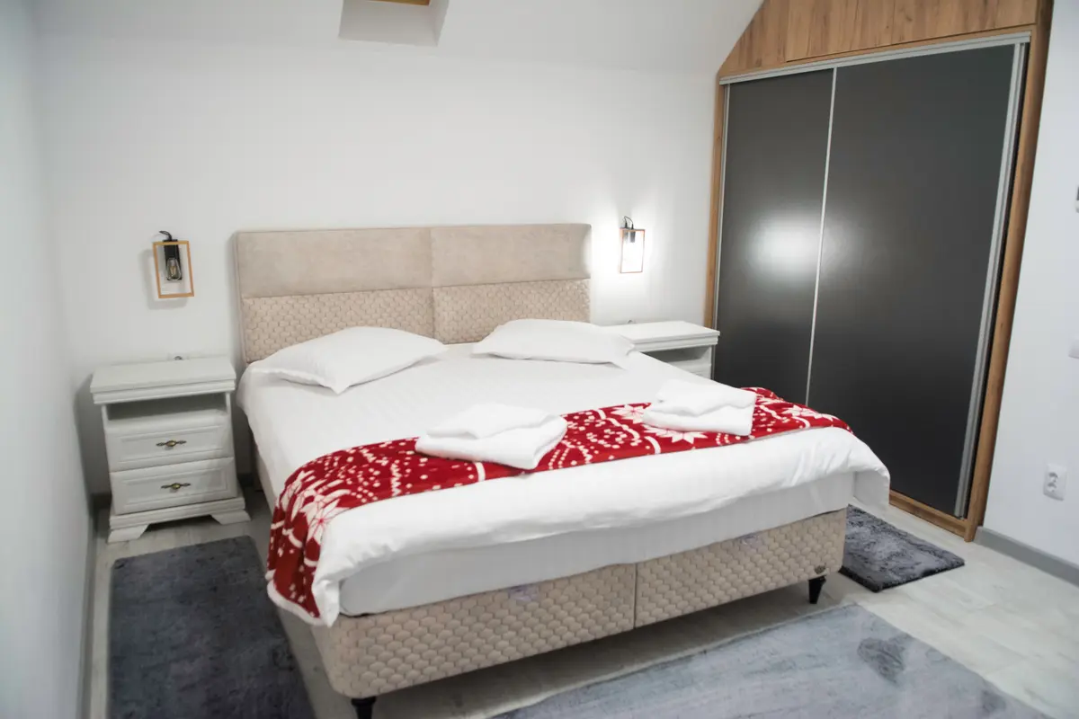 Dormitor luminos în apartamentul Casa Criss din Sinaia