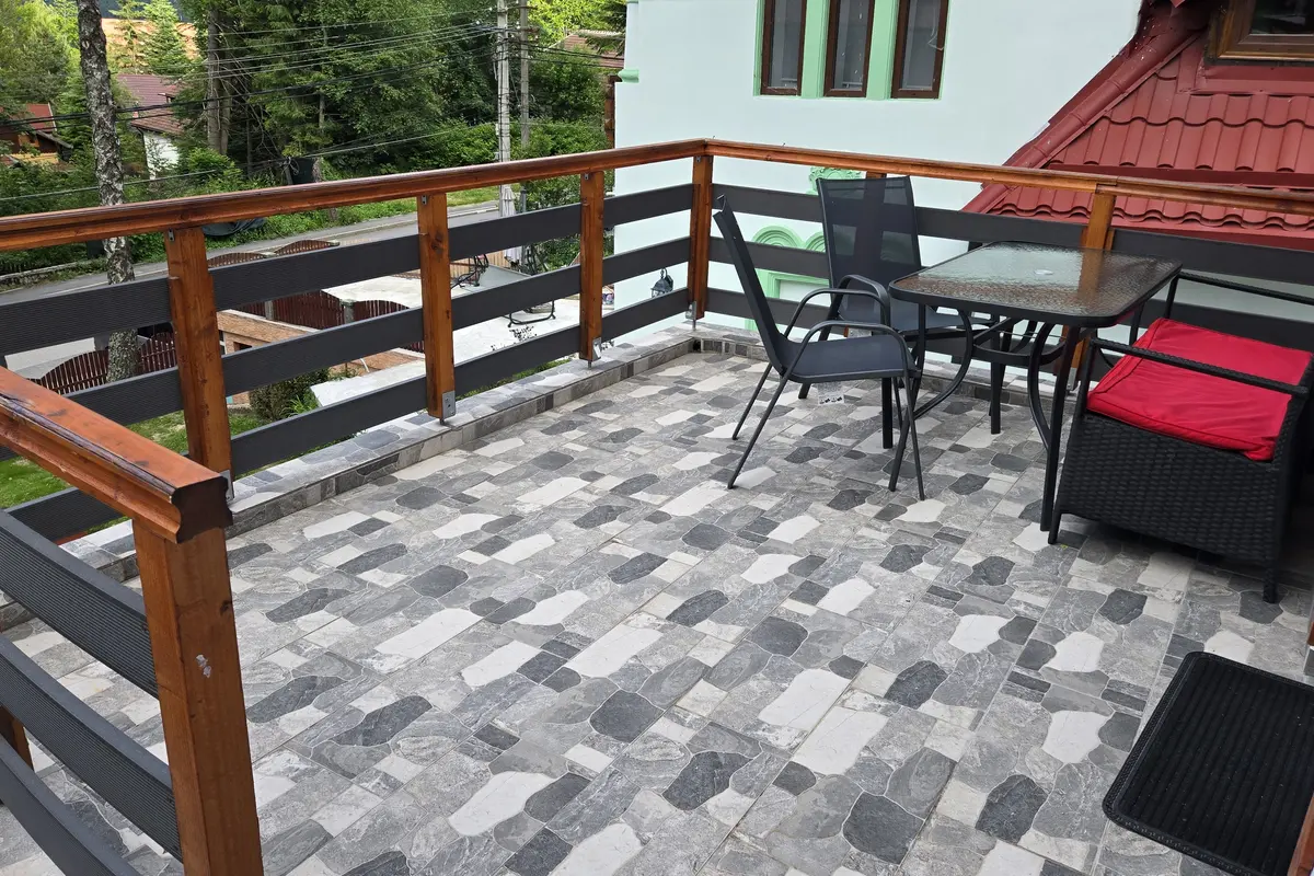 Terasa spațioasă a proprietății Casa Criss
